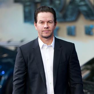 Der Schauspieler spendet sein Gehalt für einen Nachdreh im Namen seiner Kollegin, weil diese beim Nachdreh eines Films viel weniger Geld bekam. Mark Wahlberg