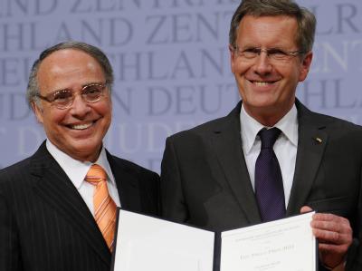 Bundespräsident Christian Wulff bekommt vom Präsidenten des Zentralrats der Juden in Deutschland, Dieter Graumann (l.), den Leo-Baeck-Preis 2011 verliehen. Foto: Hannibal/Archiv Leo-Baeck-Preis 2011