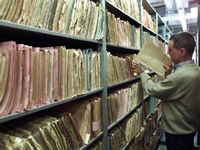 Mitarbeiter der Bundesbehörde für die Stasi-Unterlagen bei der Arbeit: Werden Stasi-Überprüfungen noch gebraucht? Stehen alle Ostdeutschen unter Generalverdacht? Die Meinungen im Bundestag gehen auseinander. (Archivfoto). Stasi-Akten