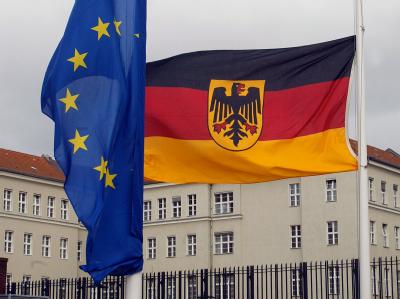 Die Flagge Europas und die Deutschlandfahne hängen vor dem Bendlerblock in Berlin auf Halbmast. (Archivbild) Bendlerblock