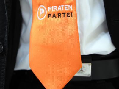 Mit der Ablehnung etablierter Strukturen in der Politik macht es sich die Piratenpartei nicht immer leicht. Foto: Caroline Seidel Piratenpartei-Schlips