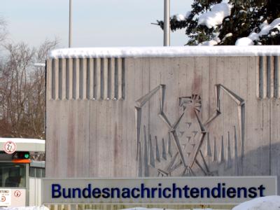 Der Eingang zum BND-Gelände in Pullach bei München: Die Bundesregierung will angesichts der Terrorgefahr angeblich die Geheimdienste aufrüsten und teilweise zusammenlegen (Archivbild). BND-Zentrale