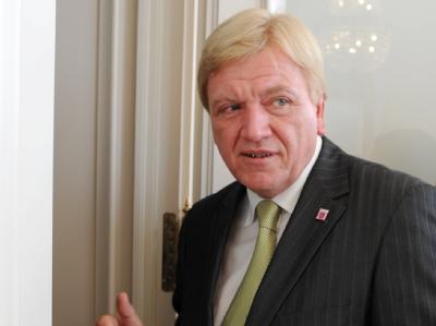 Hessens Ministerpräsident Volker Bouffier (CDU) schließt sich der CSU-Forderung nach einer Pkw-Maut an. Volker Bouffier