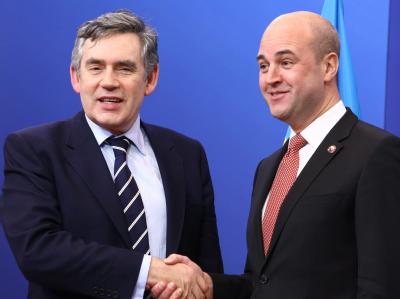 Der schwedische Regierungschef Fredrik Reinfeldt (r.) begrüßt Gordon Brown beim EU-Gipfel. Brown und Reinfeldt