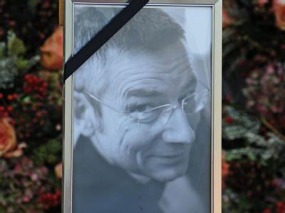 Ein Foto von Dominik Brunner auf seinem Grab. Er wurde im vergangenen Herbst von Jugendlichen zu Tode geprügelt, als er sich schützend vor vier Schüler stellte (Archivbild). Prozess um Mord an Dominik Brunner