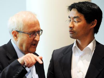 Der designierte FDP-Chef Philipp Rösler und Bundeswirtschaftsminister Rainer Brüderle (Archivbild). Brüderle und Rösler