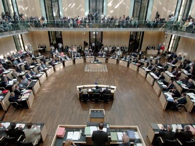 Noch ist fraglich, ob der Bundesrat dem Steuerpaket zustimmen wird. Ohne die Kieler Regierung hätten Union und FDP keine Mehrheit in der Länderkammer. Bundesrat