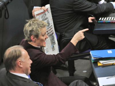 Renate Künast klagt mit der «Bild»-Zeitung in der Hand die Informationspolitik der Bundeswehr an. Bundestag