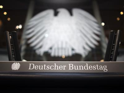 Das Rednerpult im Plenarsaal des Bundestages in Berlin. Bundestag