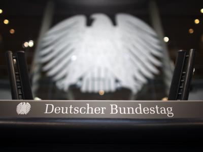 Das Rednerpult im Plenarsaal des Bundestages in Berlin. Bundestag