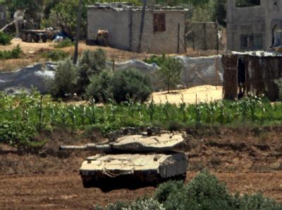 Israelischer Panzer im palästinensischen Flüchtlingslager Al-Bureidsch (Archivfoto). Israelischer Panzer