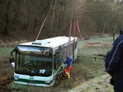 Der bei Sebnitz in der Sächsischen Schweiz verunglückte Bus wird mit einem Kran geborgen. Foto: Marko Förster Bergung des Busses