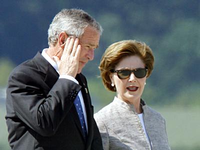 Der ehemalige US-Präsident Gorge W. Bush mit seiner Frau Laura nach Abschluss des G8-Gipfeltreffens in Heiligendamm (Archivbild). Ehepaar Bush