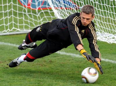 Torhüter Hans-Jörg Butt feiert gegen Uruguay sein Debüt in der Nationalmannschaft. Hans-Jörg Butt