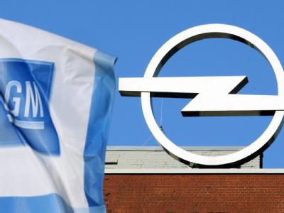 Im November 2009 beschloss der GM-Verwaltungsrat überraschend, Opel doch zu behalten. GM-Flagge vor Opel-Logo