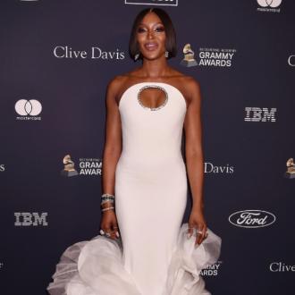 Das Model enthüllte, dass sich die Zusammenarbeit mit der Make-up-Artistin nie wie Arbeit anfühlt. Die Schönheit wurde als das erste Gesicht der Marke angekündigt. Naomi Campbell