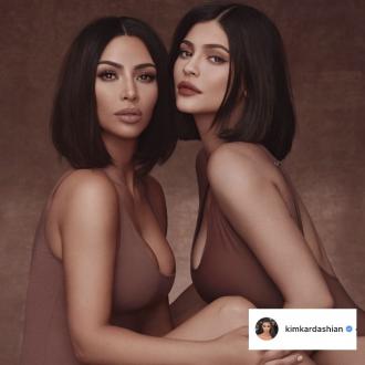 Die Gründerin von 'KKW Beauty' macht in einem Clip Scherze über die Produkte ihrer kleinen Schwester. Kim und Kylie