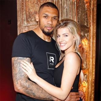 Die beiden Web-Stars haben sich wieder gertraut. Allerdings konnte der Brautlook nicht alle Fans überzeugen. Sarah und Dominic Harrison