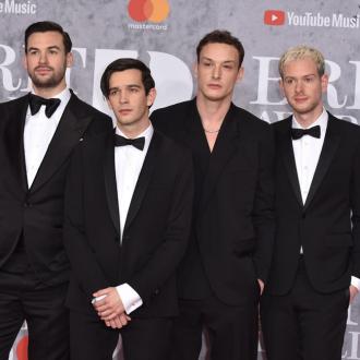 Die Band verschiebt die geplante Tour um acht Monate. Erst soll das kommende Album fertig werden. The 1975