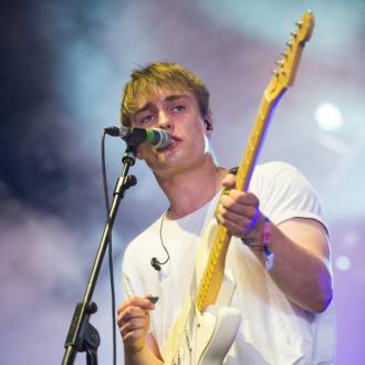 Der Sänger musste zwei Wochen lang schweigen, um seine Stimme zu schonen. Der Musiker passt mittlerweile besser auf seine Stimme auf und verzichtet auf Alkohol. Sam Fender