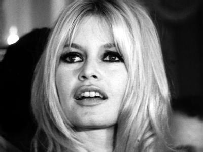 Schönheiten wie Brigitte Bardot und Sophia Loren verliehen dem Festival in den 50er Jahren seinen Glamour und begründeten den südfranzösischen Starkult auf dem Roten Teppich. (Archivfoto von 1965) Bardot