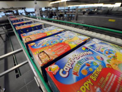 Produktion des Fruchtsaftgetränks Capri-Sonne in Heidelberg. Foto: Uli Deck/Archiv Fruchtsaft-Produktion