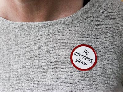 Die Angehörige eines Opfers trägt einen Aufkleber, um der Presse zu signalisieren, dass sie nicht angesprochen werden möchte. Foto: Ole Berg-Rusten «No interviews»