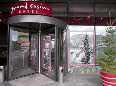 Etwa zehn maskierte Räuber überfielen das Grand Casino in Basel mit Vorschlaghammer und Schusswaffen Brutaler Überfall auf Grand Casino in Basel