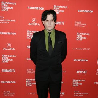 Der Sänger findet die Entwicklung des Rock'n'Roll schade, blickt aber positiv in die Zukunft und erhofft sich das Wilde zurück. Jack White