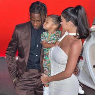 Die 22-Jährige findet, dass ihre Tochter Stormi die ''perfekte Mischung'' zwischen ihr und Travis Scott ist. Kylie Jennerv