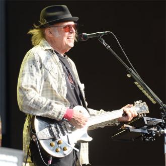 Der Musiker soll ein Kontroll-Freak sein, weil alles nach seiner Nase gehen muss. Der Sänger entwarf sein eigenes Online-Musikarchiv mit ''unveröffentlichten Alben''. Neil Young