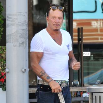 Der Star behauptet, er habe wegen Robert De Niro keine Rolle in Martin Scorseses neuem Projekt bekommen. Mickey Rourke