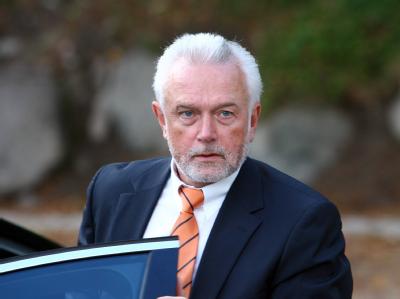 Einige FDP-Politiker wie der Fraktionschef im schleswig-holsteinischen Landtag, Wolfgang Kubicki, warnen vor zu hohen Belastungen der Länder durch Steuersenkungen. Kubicki
