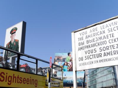 Checkpoint Charlie in Berlin. Foto: Maurizio Gambarini/Archiv Touristenmagnet Berlin