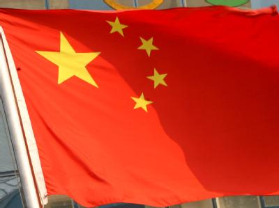 Die chinesische Nationalflagge: China plant ein neues Gesetz, um die Todesstrafe in weniger Fällen zu verhängen (Archivbild). Olympia Peking 2008 - chinesische Flagge vor Olympischen Ringen