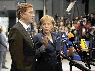 Bundeskanzlerin Angela Merkel und der deutsche Außenminister Guido Westerwelle in Brüssel. Westerwelle und Merkel