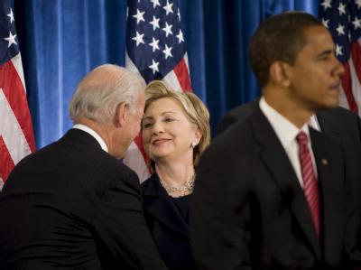 US-Außenministerin Hillary Clinton (M.) bestreitet, dass sie vor der Präsidentenwahl 2012 ihren Posten mit Vizepräsident Joe Biden (l.) tauschen wolle. Biden und Clinton