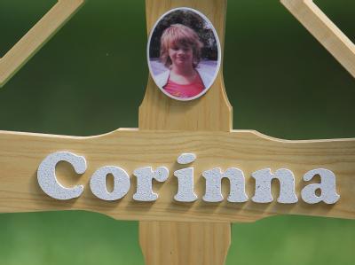 Holzkreuz auf dem Grab der ermordeten Corinna (Archiv). Corinnas Grab