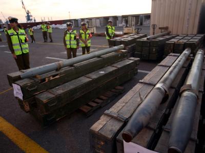 Militärpolizisten bewachen Waffen, die nach israelischen Armeeangaben auf dem Schiff «Francop» gefunden wurden. Waffen im Hafen von Aschdod