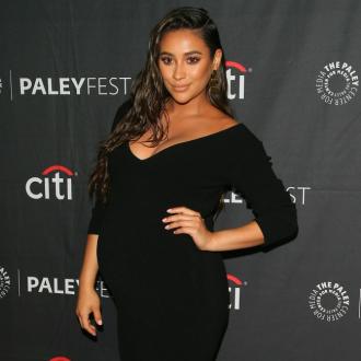 Die frisch gebackene Mama bekam von ihren Schauspielkollegen zahlreiche Glückwünsche zur Geburt ihrer Tochter zugeschickt. Shay Mitchell