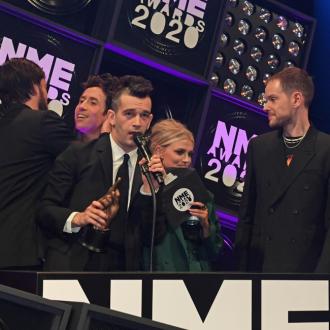 Die Band wird für ein paar Jahre lang mit dem ''brutalen'' Touren aufhören. Der Musiker dementierte die Gerüchte, dass die Rocker eine allzu lange Pause einlegen würden. The 1975 - NME Awards 2020