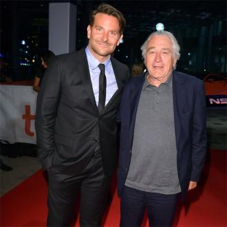 Der Star spielte wegen Bradley Cooper bei 'Joker' mit. Der 76-Jährige hält große Stücke auf den 'Hangover'-Darsteller und ließ sich von ihm zu der Rolle überreden. Robert De Niro and Bradley Cooper