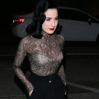 Die Burlesque-Tänzerin verrät, dass sie schon als junges Mädchen ihre Liebe für Vintage-Mode entdeckte. Dita Von Teese