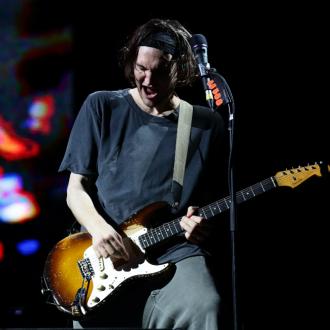 Der Ausstieg des Gitarristen aus der Rockband kam plötzlich. Was sagt er dazu, nun von John Frusciante ersetzt worden zu sein? Josh Klinghoffer