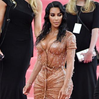 Kim Kardashian Wests Körper-Make-up half ihr, mit ihren ''Unsicherheiten'' umzugehen, die durch ihre Schuppenflechte bedingt sind. Kim Kardashian West