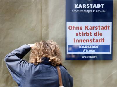 Verzweifelte Karstadt-Mitarbeiterin in Wismar. Arcandor geht in die Insolvenz
