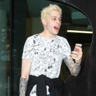 Der Star trennte sich von Margaret Qualley. Der Musiker war zuvor mit Ariana Grande verlobt und hatte Margaret seit August gedatet. Pete Davidson