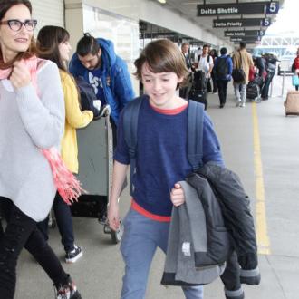 Die 47-jährige Schauspielerin berät ihren Seriensohn, mit dem sie für 'Stranger Things' vor der Kamera steht, per SMS. Noah Schnapp