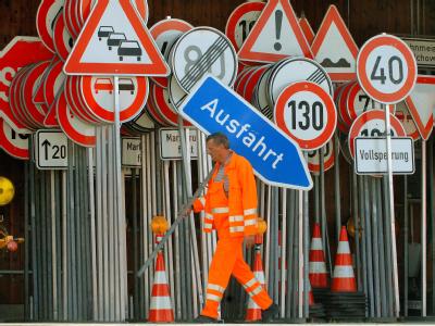 Die gesetzlich vorgeschriebene Auswechselung unmoderner Schilder kostet die Kommunen zwischen 200 und 400 Millionen Euro. Verkehrsschilder