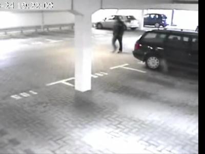 Die Polizei suchte mit dem Bild einer Überwachungskamera nach dem Mörder der elfjährigen Lena. Foto: Polizei Emden Emder Mädchenmord